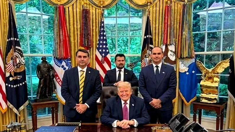 Flávio, Bolsonaro, Paulo Figueiredo e Eduardo Bolsonaro com Donald Trump no Salão Oval da Casa Branca
