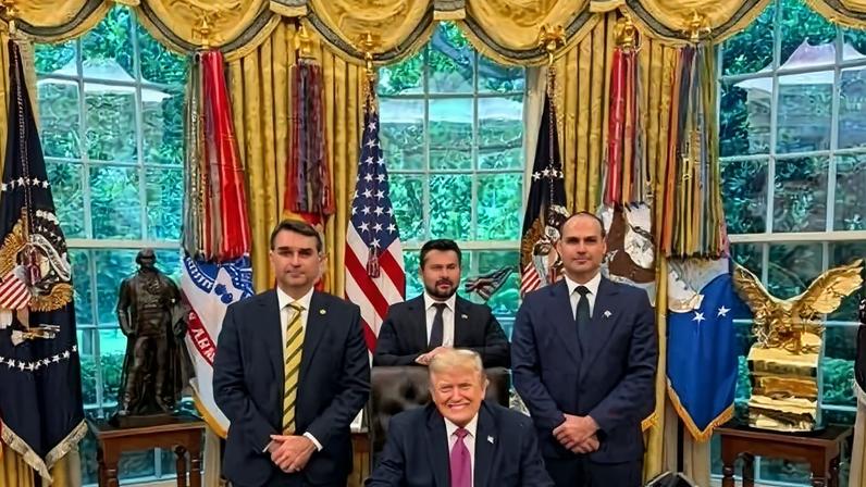 Flávio e Eduardo Bolsonaro se encontram com Donald Trump