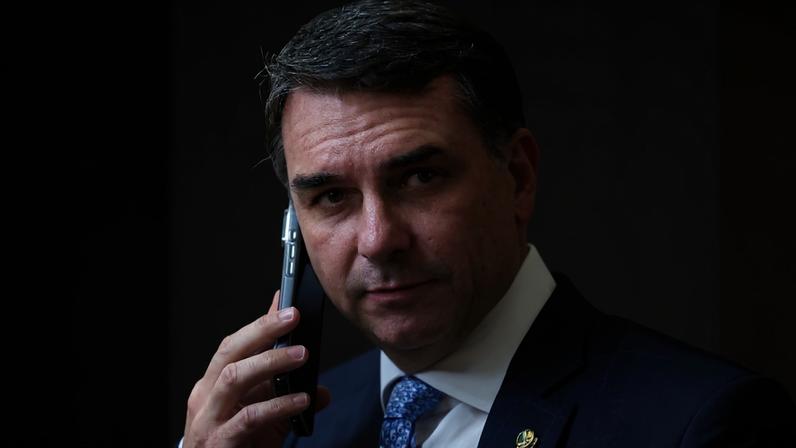Flávio Bolsonaro e Daniel Vorcaro — Foto: Adriano Machado/Reuters e Reprodução
