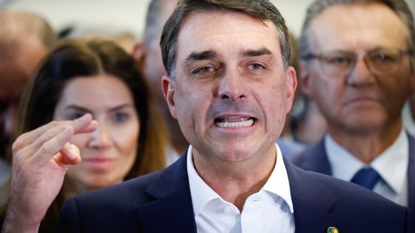Flávio Bolsonaro troca coordenador de campanha após crise com Vorcaro