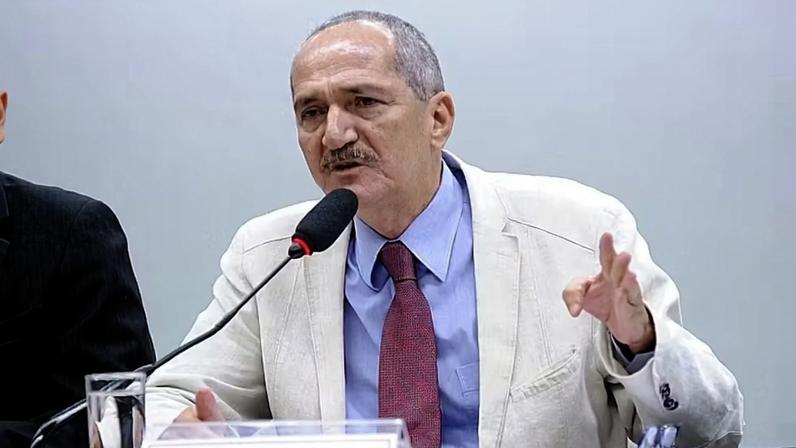 DC expulsiona Aldo Rebelo do partido; Barbosa vê candidatura como afronta