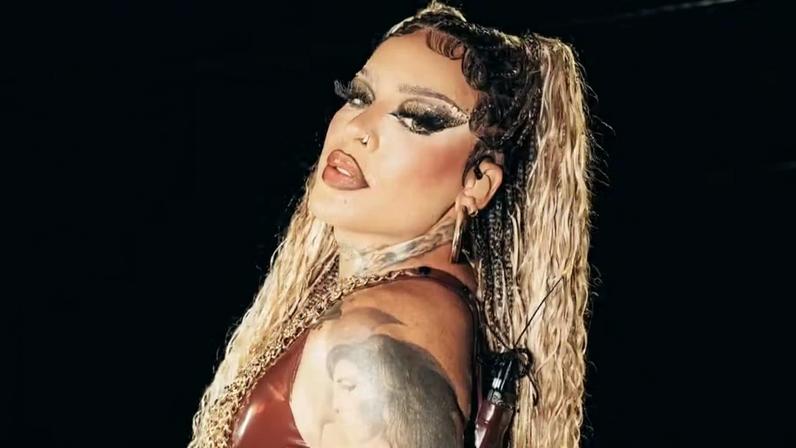 Gloria Groove será atração do trio do Grupo L'Oréal e La Roche Posay na 30ª Para do Orgulho LGBT+ de SP