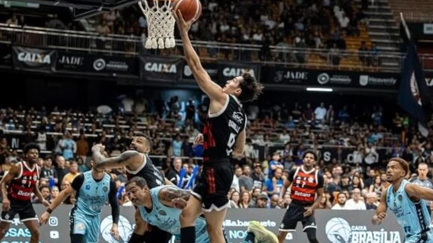 Franco Baralle vai para a cesta em Brasília x Flamengo pelas quartas do NBB 25/26 (Foto: Divulgação/NBB)