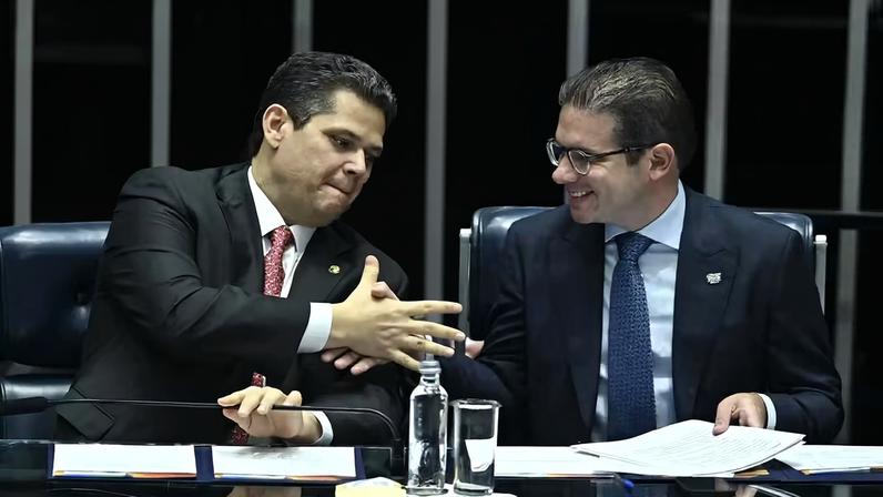 04/06/25 - Senador Davi Alcolumbre, presidente do Senado, e o deputado Hugo Motta, presidente da Câmara dos Deputados, durante abertura do BRICS Parliamentary Forum no Senado Federal. — Foto: Ton Molina/FotoArena/Estadão Conteúdo