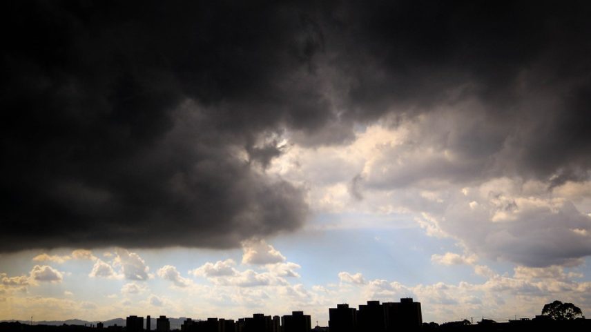 Nuvens carregadas se formam na região na oeste da capital paulista