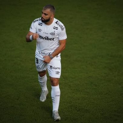 Jornal espanhol critica expulsão de Gabigol após gesto em vitória do Santos