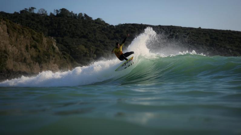 Gabriel Medina em ação em Raglan — Foto: Ed Sloane/WSL