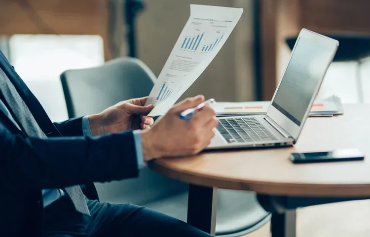 MacBook vs Windows para trabalho em 2026: qual faz mais sentido?