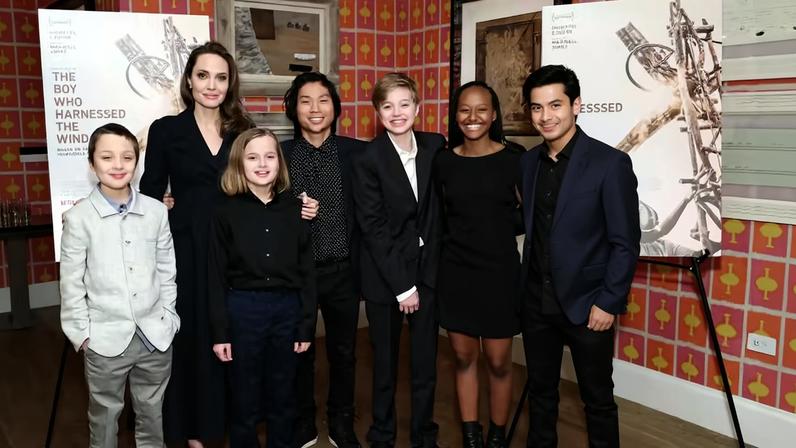Angelina Jolie com os seis filhos: Knox, Vivienne, Pax, Shiloh, Zahara e Maddox, em foto de 2019 — Foto: Getty Images