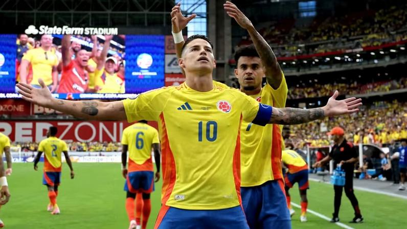 Luis Díaz faz "coroa" em James Rodríguez, em comemoração de gol da Colômbia — Foto: MB Media/Getty Images