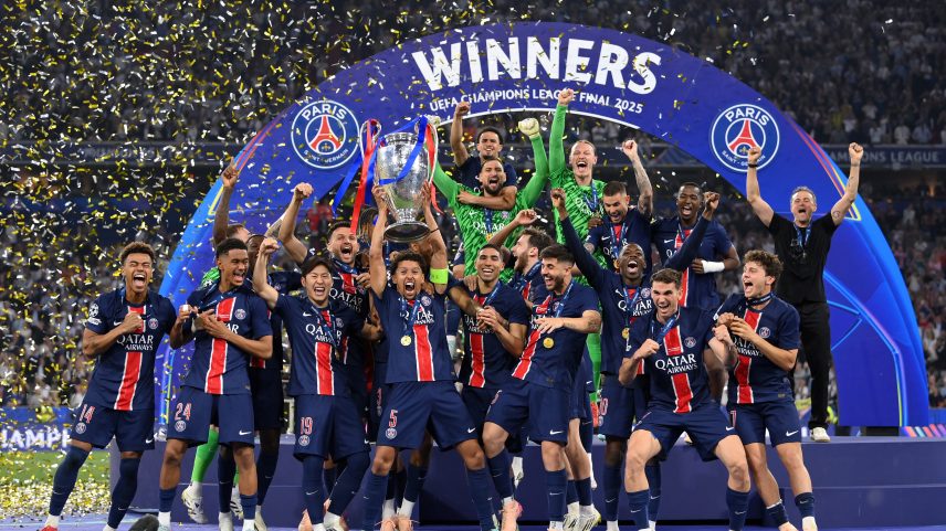 Marquinhos levanta o troféu: o PSG é campeão da Champions League — Foto: Getty Images