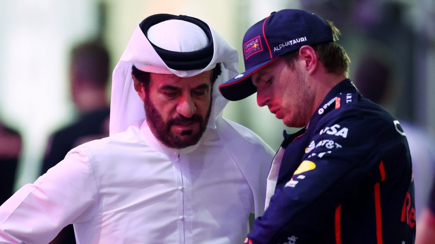 Mohammed ben Sulayem e Max Verstappen conversam durante GP do Catar de F1 2025 — Foto: Clive Rose - Formula 1/Formula 1 via Getty Images