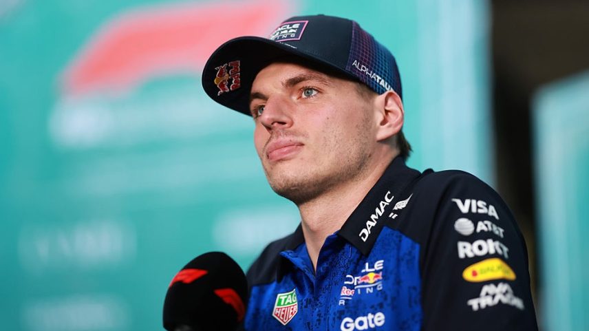 Max Verstappen concede entrevistas no GP de Miami da F1 2026 — Foto: Hector Vivas - Formula 1/Formula 1 via Getty Images