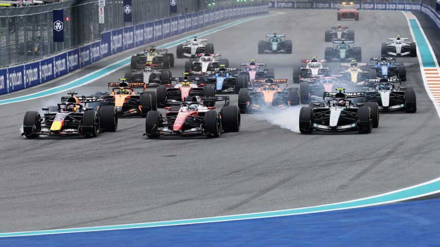 Valtteri Bottas (Cadillac) e Fernando Alonso (Aston Martin) no GP do Japão da F1 2026 — Foto: Andy Hone/LAT Images
