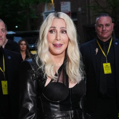 Cher retorna ao Met Gala após sete anos ausente