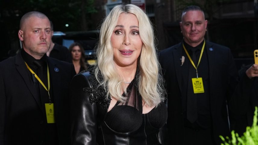 Cher retorna ao Met Gala após sete anos ausente