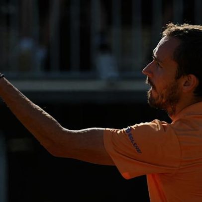 Medvedev estreia em Roma, vence de virada e avança às oitavas