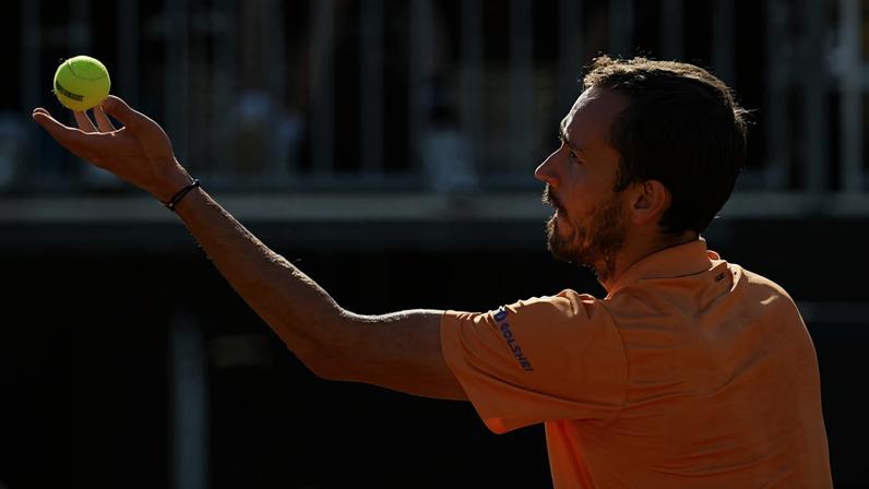 Medvedev estreia em Roma, vence de virada e avança às oitavas