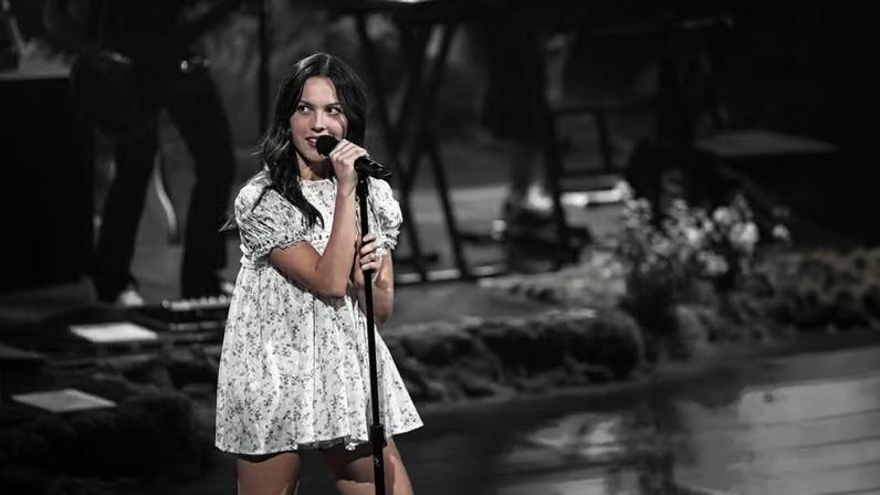 Olivia Rodrigo reage a críticas sobre vestido boneca e normalização da pedofilia
