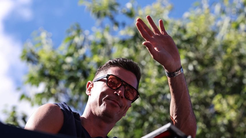 Lewandowski durante a comemoração pelo título do Campeonato Espanhol 2025/26 — Foto: Getty Images