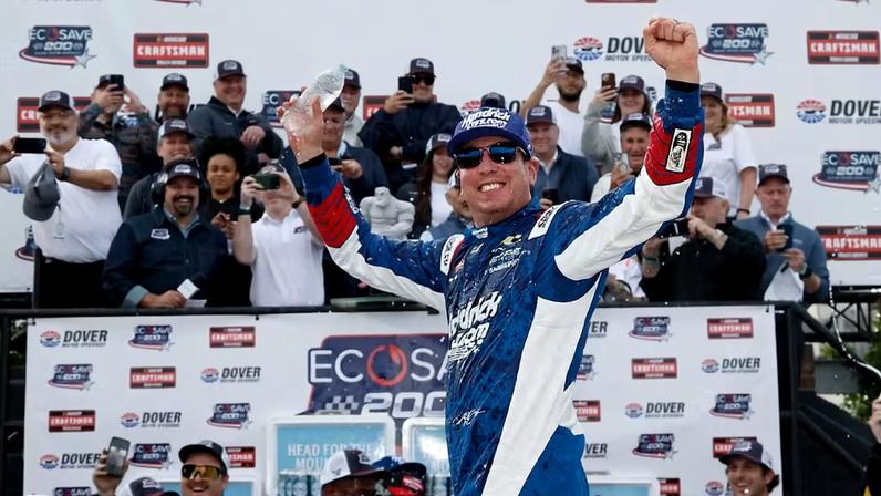 Kyle Busch celebra vitória na NASCAR Truck Series dias antes de morrer, em Dover, em maio de 2026 — Foto: Sean Gardner/Getty Images