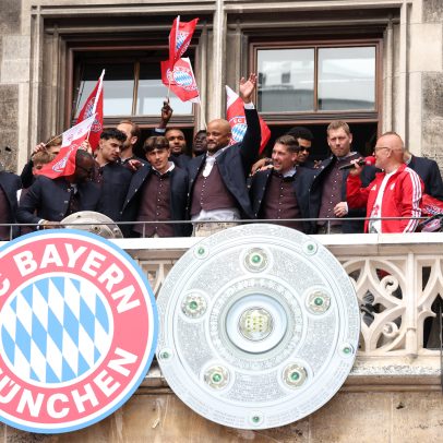Torcedores rivais infiltram festa por título do Bayern e provocam com bandeirão