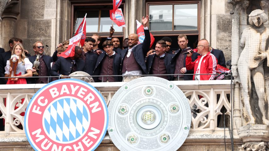 Torcedores rivais infiltram festa por título do Bayern e provocam com bandeirão