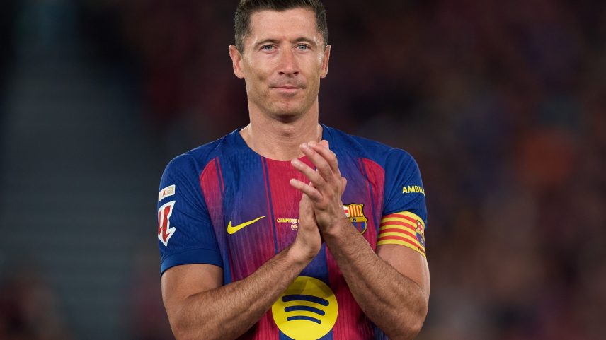 Flick admite dificuldade em substituir Lewandowski após saída do Barcelona