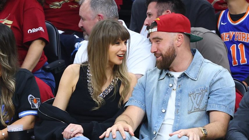 Taylor Swift e Travis Kelce durante jogo da NBA — Foto: Getty Images