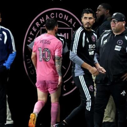 Messi deixa o jogo com dores antes de se apresentar à seleção; técnico tranquiliza
