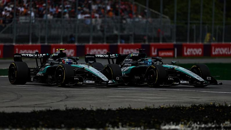 George Russell e Kimi Antonelli em disputa na sprint do GP do Canadá da F1 2026 — Foto: Bryn Lennon - Formula 1/Formula 1 via Getty Images