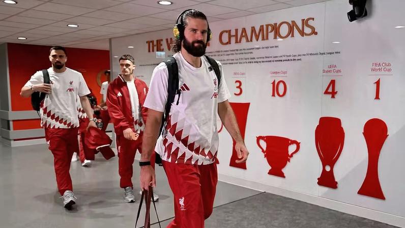 Alisson na chegada do Liverpool para enfrentar o Brentford — Foto: Andrew Powell/Liverpool FC via Getty Images
