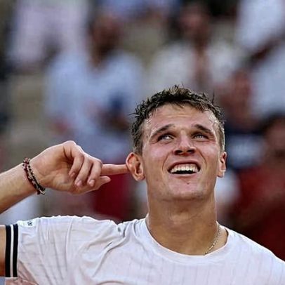 Mensik elimina De Minaur e iguala melhor campanha em Grand Slam