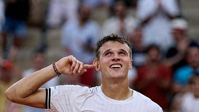 Mensik elimina De Minaur e iguala melhor campanha em Grand Slam