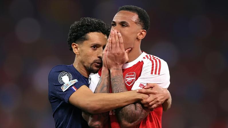 Marquinhos consola Gabriel Magalhães após erro em pênalti em PSG x Arsenal — Foto: Getty Images
