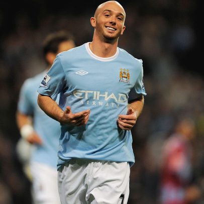 Ex-Manchester City sofre lesão grave em lance chocante na Inglaterra