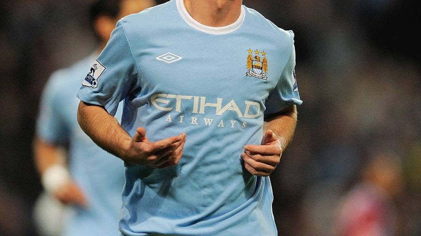Ex-Manchester City sofre lesão grave em lance chocante na Inglaterra