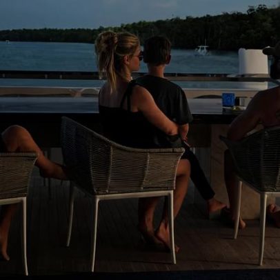 Gusttavo Lima e Andressa Suita passeiam de lancha com os filhos em Miami