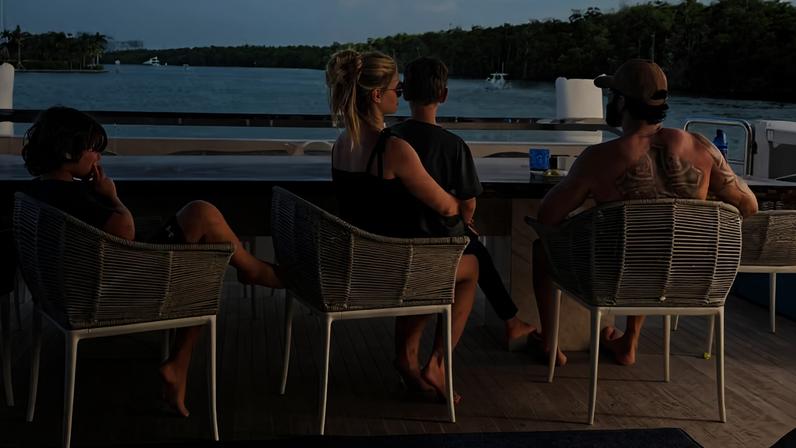 Gusttavo Lima e Andressa Suita passeiam de lancha com os filhos em Miami
