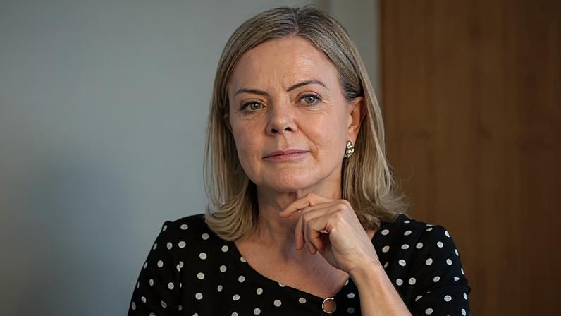 Gleisi Hoffmann afirma que candidatura de Flávio Bolsonaro se tornou tóxica