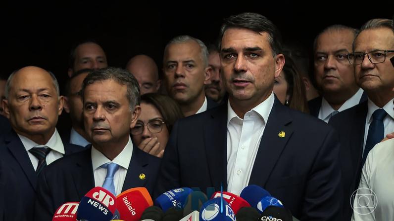 Após dizer que não tinha relação com Vorcaro, Flávio Bolsonaro admite visita ao banqueiro após primeira prisão do dono do Master — Foto: Jornal Nacional/ Reprodução