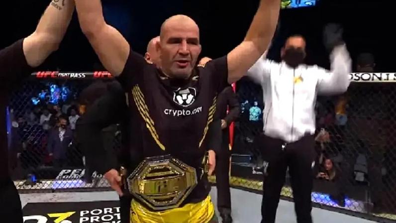Glover conquista o cinturão dos meio-pesados do UFC após finalizar Blachowicz (Foto: Reprodução/UFC)
