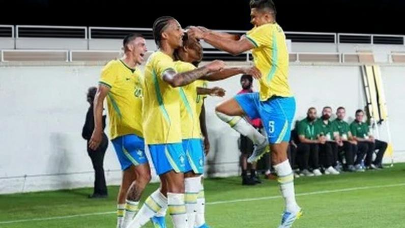 Jogadores da Seleção Brasileira comemoram com Danilo o gol no amistoso sobre a Croácia