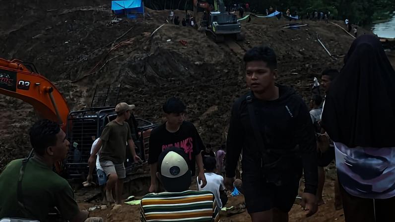 The site of an illegal gold mine in Sijunjung Regency where a landslide occurred, killing nine people.