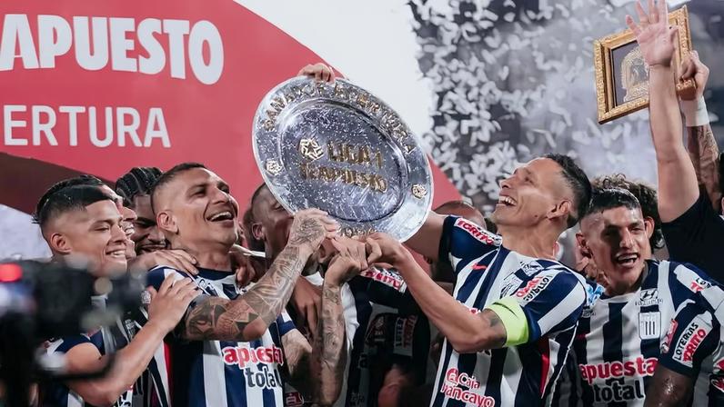 Guerrero levanta o Campeonato Peruano — Foto: Divulgação/Alianza Lima