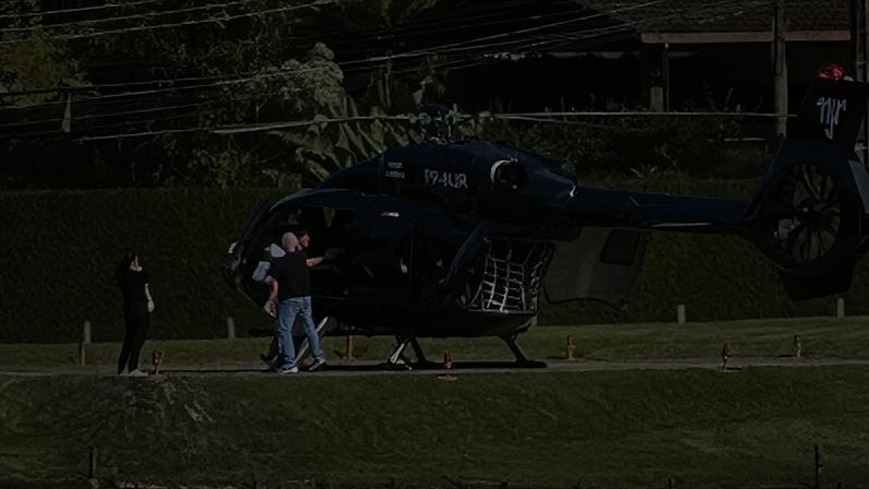 Família de Neymar chega ao CT da Seleção Brasileira de helicóptero