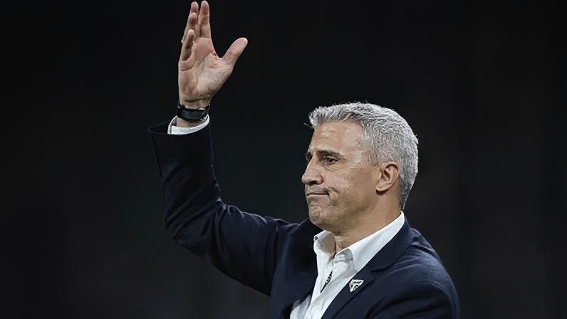 Hernán Crespo, técnico do São Paulo, à beira do campo em partida contra o Corinthians