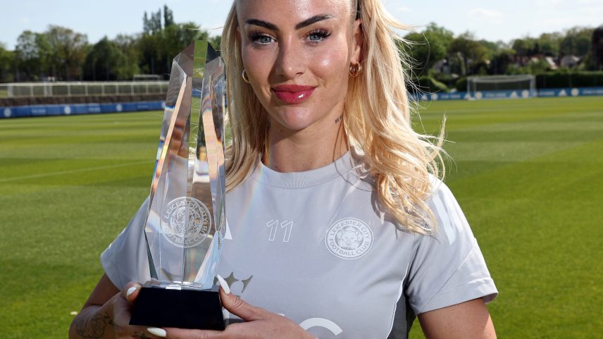 Alisha Lehmann é eleita melhor jogadora da temporada do Leicester pelos torcedores — Foto: Reprodução