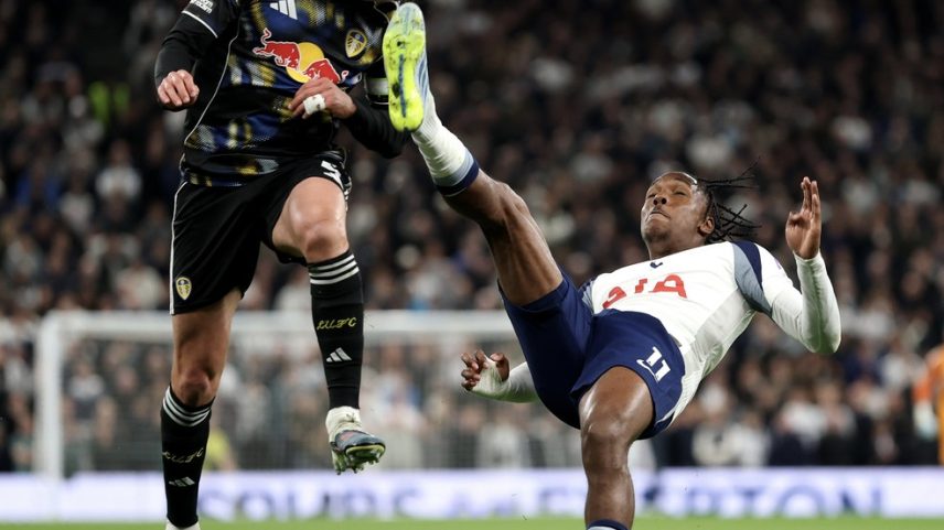 Volante do Leeds mostra ferimento na testa após chute de atacante do Tottenham