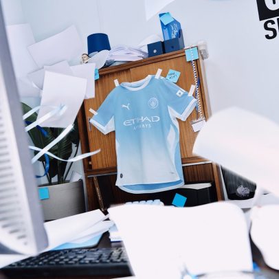 Manchester City apresenta nova camisa para a próxima temporada